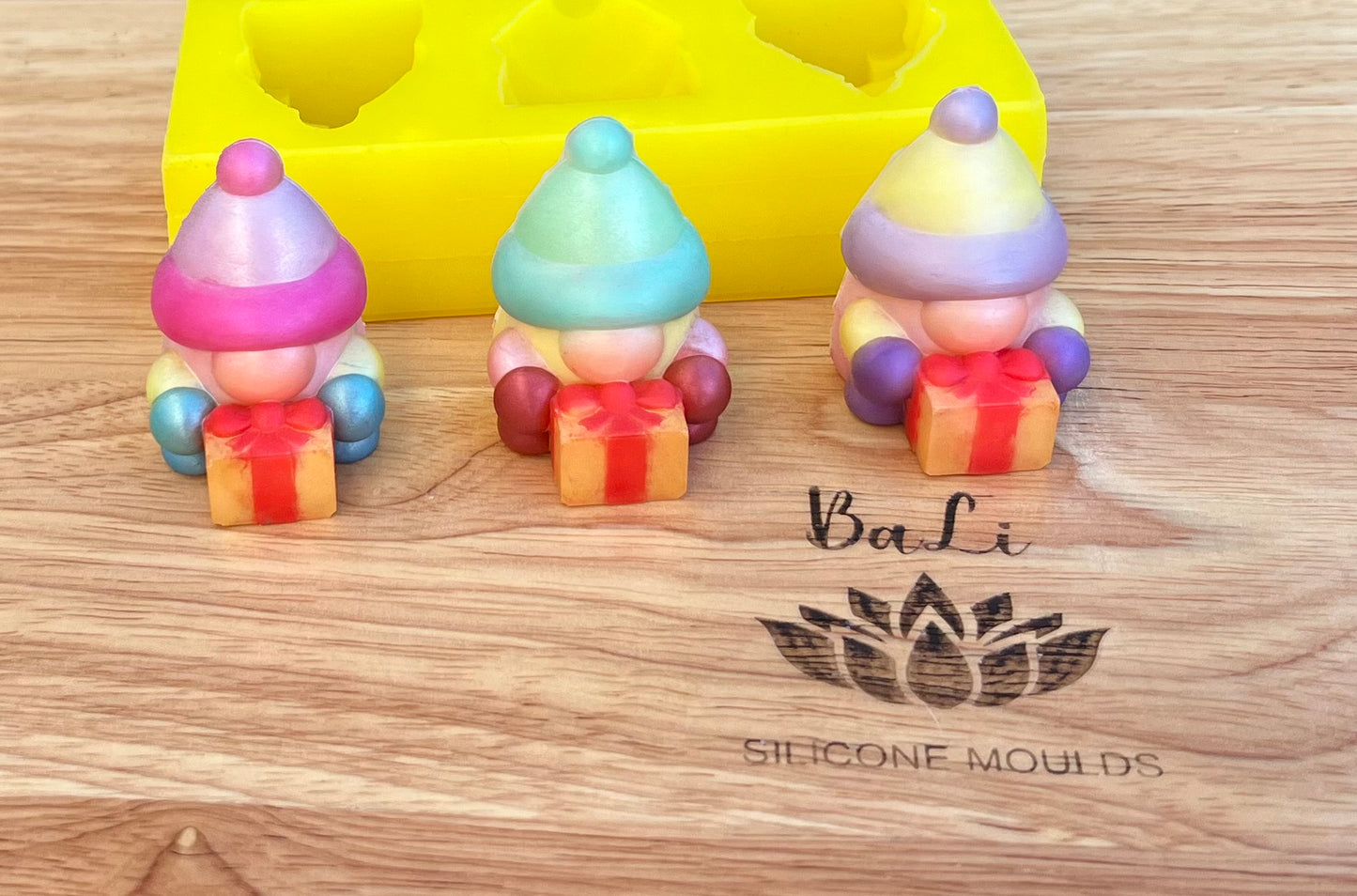 3D Large Gnomio With Gift Trio
