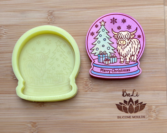 Merry Christmas Highland Coo Snowglobe